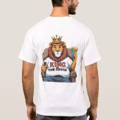 ライオおもしろいンパパTシャツ – King of the Couch Tシャツ (裏面)