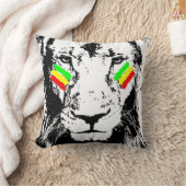 ライオンのラスタの目の黒の装飾用クッションの征服 クッション (ブランケット)