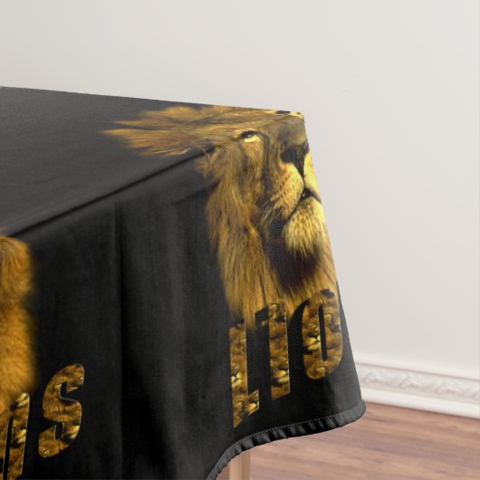 ライオンの名を持つ雄ライオン。 テーブルクロス (インサイチュ)