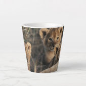 ライオンの子牛の三尾と母 カフェラテマグ (正面)