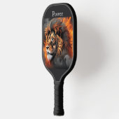 ライオンの火。カスタマイズ可能な単語とモノグラム。 ピックルボールラケット (左)