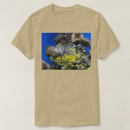 ライオンの魚が獲物を突き詰める Tシャツ (デザイン正面)