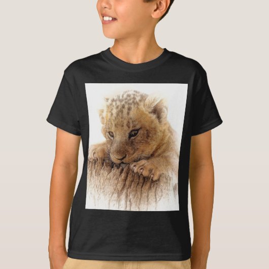 ライオンは、かわいい目を見て閉じる Tシャツ (正面)