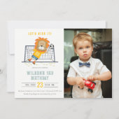 ライオンゴールキーパーサッカーの写真誕生日を蹴ろう 招待状 (正面)