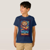 🦁 ライオン飛行機アドベンチャー キッズ グラフィック ✈️ Tシャツ (正面フル)