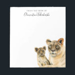 ライオン |母と子のカスタム ノートパッド<br><div class="desc">これは母親の絵画ライオンと子の水彩画だ。彼女は自分のベビーのまわりにのように腕を赤ん坊に伸保護ばしている。彼女は獰猛に見える。</div>