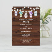 ライトが付いた素朴なメイソンジャーを使った結婚式のリハーサル 招待状 (スタンド正面)