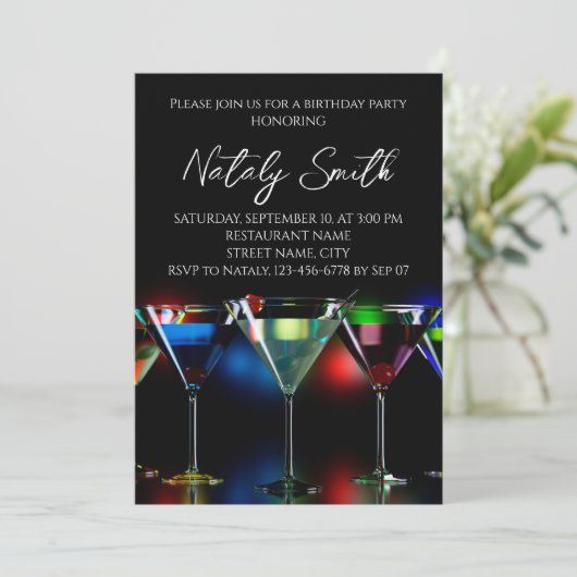 ライトが当たるマティーニグラスに入った様々なカクテル 招待状 (スタンド正面)
