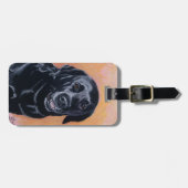 ライトで微笑する黒いラブラドール ラゲッジタグ (正面横)