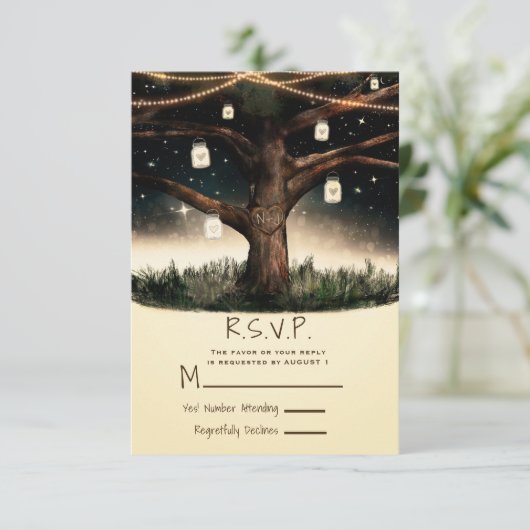 ライトと瓶が飾られた素朴な夜の木 ウェディング・ゲストの返信カード 出欠カード (スタンド正面)
