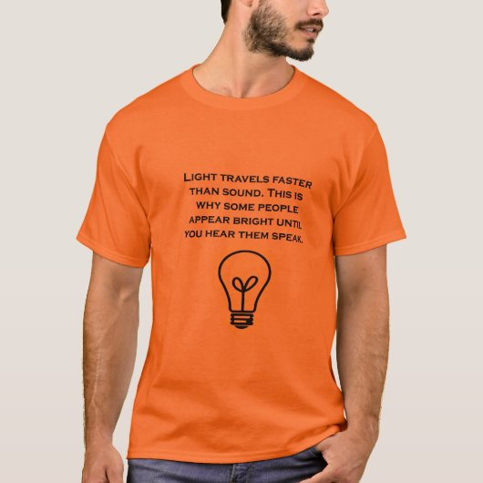 ライトは音より速く移動します Tシャツ (正面)
