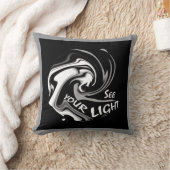 「ライトを見る」グレーのシェード黒感動的 クッション (ブランケット)