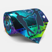 ライトアップされたダンスフロア上のスイングダンスカップル ネクタイ (ロール)