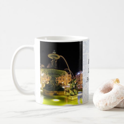 ライトアップされた噴水と人魚。リスボン・ロシオ コーヒーマグカップ (ドーナツ)