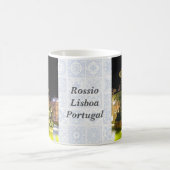 ライトアップされた噴水と人魚。リスボン・ロシオ コーヒーマグカップ (中央)