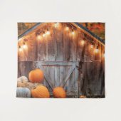 ライトアップされた秋の納屋のドアの背景 タペストリー (正面(横))