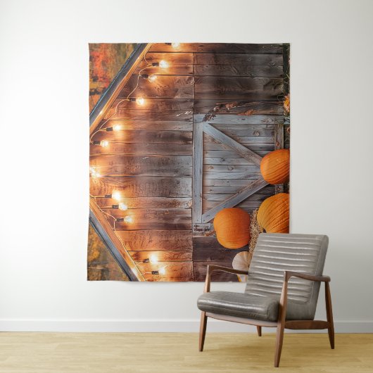 ライトアップされた秋の納屋のドアの背景 タペストリー (インサイチュ)