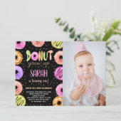 ライトカラーズブラックフォトドーナツ誕生日招待状 招待状 (スタンド正面)