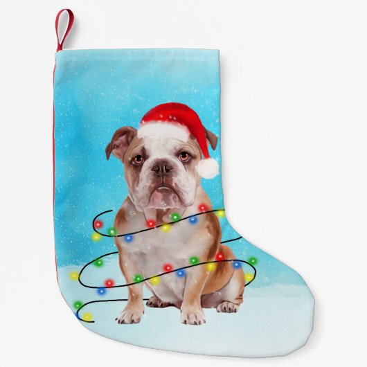 ライトクリスマスハットで雪の中に座るブルドッグ スモールクリスマスストッキング (正面)