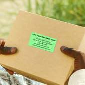 ライトグリーンの包装紙に載せた、シンプルなテキストのビジネスブランド ラベル