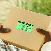 ライトグリーンの発送バッグにハイライトされた企業名 ラベル