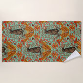 ライトグリーンの秋のうさぎ ビーチタオル (正面)