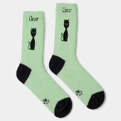 ライトグリーンの背景にかわいい黒猫と前足 ソックス (右)