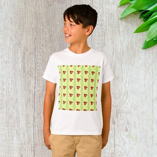 ライトグリーンの背景に赤い花の蔓の模様 Tシャツ