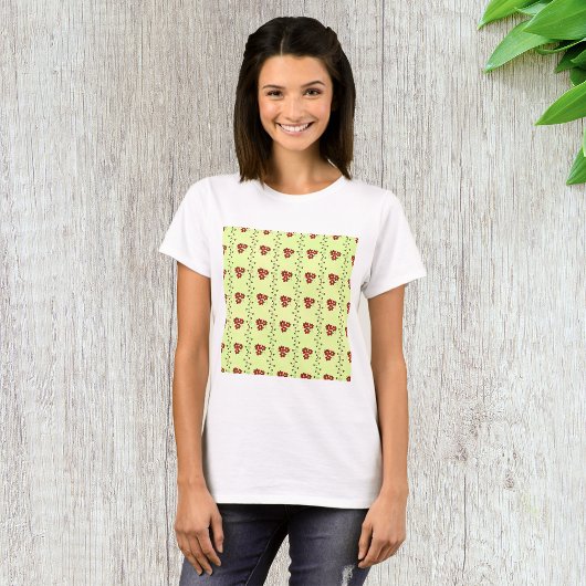ライトグリーンの背景に赤い花の蔓の模様 Tシャツ