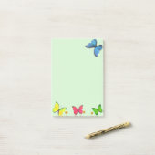 ライトグリーンの青と赤の蝶 ポストイット (デスク上)