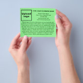 ライトグリーンフライヤー上の事業用製品又はサービス チラシ (手)