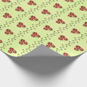 ライトグリーン地に赤の花蔓模様 ラッピングペーパー