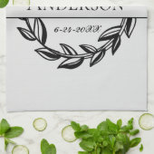 ライトグレーとブラックリーフファミリー結婚名の日付 キッチンタオル (折り畳み)