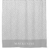 ライトグレーとホワイトのギリシャ鍵モノグラム シャワーカーテン (正面)