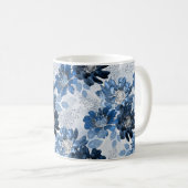 ライトグレーのライトブルーの濃い青の花 コーヒーマグカップ (正面右)