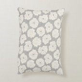 ライトグレーの白いバラ – シームレスなパターン。 アクセントクッション (裏面(縦))