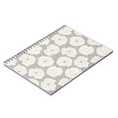 ライトグレーの白いバラ – シームレスなパターン。 ノートブック (左側)