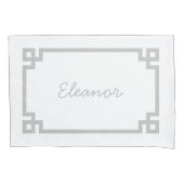 ライトグレーギリシャ語鍵モノグラム標準ピローケース 枕カバー (正面)