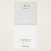 ライトグレーリネンのシグネチャースタッドイヤリングディスプレイ (正面&裏面)