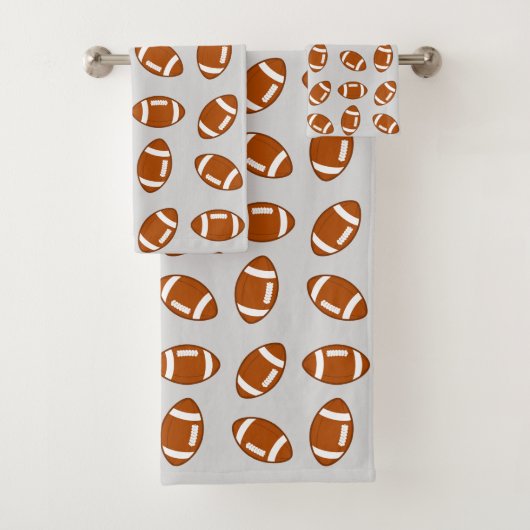 ライトグレー上のアメリカンフットボールのボールパターン バスタオルセット (インサイチュ)