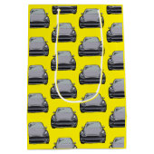 ライトグレー電気自動車SUVカーイエロー ミディアムペーパーバッグ (裏面)