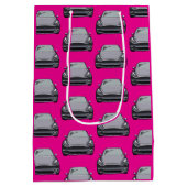 ライトグレー電気自動車SUVカーピンク背景 ミディアムペーパーバッグ (裏面)