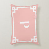 ライトコーラルとホワイトギリシャ鍵モノグラ縁どム アクセントクッション (正面(垂直))