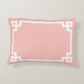 ライトコーラルとホワイトギリシャ鍵モノグラ縁どム アクセントクッション (裏面)