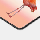 ライトコーラルピンクに美しいピンクのフラミンゴ デスクマット (コーナー)