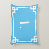 ライトスカイブルーとホワイトのギリシャ鍵模様のボーダー モノグラム アクセントクッション (正面(垂直))