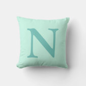 ライトティール(緑がかった色)イニシャルレターパステルミントブルー クッション (正面)