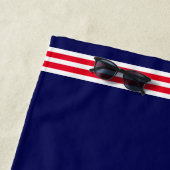 ライトハモダンウス航海のオンネイビーブルー ビーチタオル (インサイチュ)