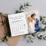 ライトパープルウェディング日付カレンダーの写真を保存 セーブザデート<br><div class="desc">結婚式カレンダーの写真の告知を保存する。このデザインの高度なカスタマイズにクリックは、「カスタマイズ」ボタンをクリック！アイテムの一致や色のオプションの追加もリクエストで利用可能。</div>