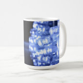 ライトビームで青いLEDライトがクローズアップ コーヒーマグカップ (正面右)